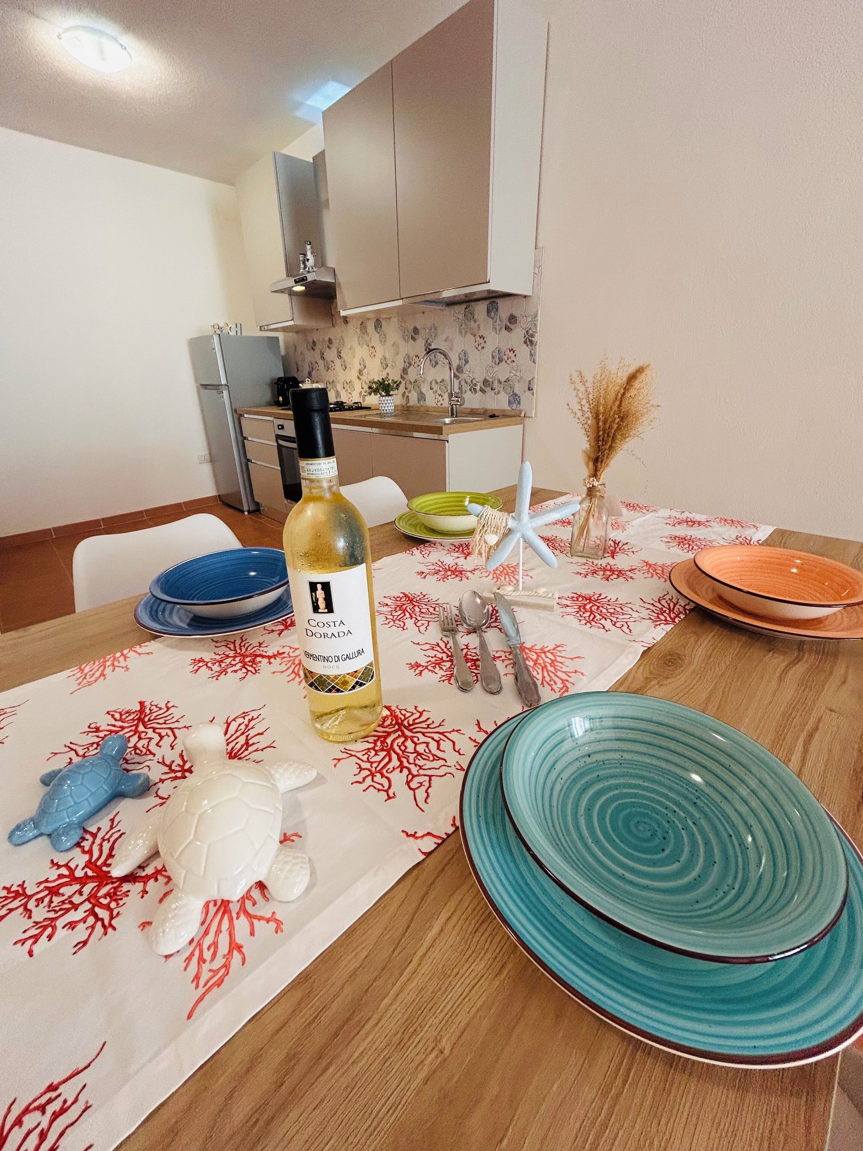 Kühlschrank, Ofen, Herdplatte, Wasserkocher mit Kaffee-/Teezubehör