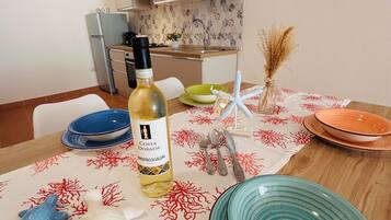 Kühlschrank, Ofen, Herdplatte, Wasserkocher mit Kaffee-/Teezubehör