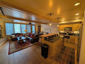 冷蔵庫、電子レンジ、オーブン、コンロ