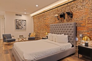 Iron/ironing board, WiFi, bed sheets - Sosuite - Queen Suite w Seating Area (Philadelphia)