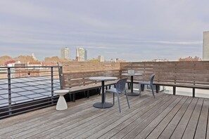 Outdoor dining - Sosuite - Queen Suite w Seating Area (Philadelphia)