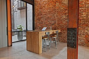 Interior - Sosuite - Queen Suite w Seating Area (Philadelphia)