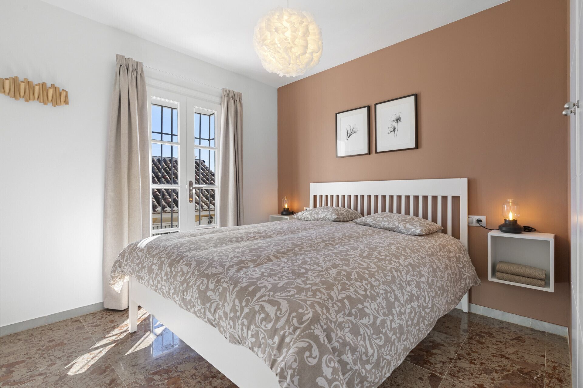 2 slaapkamers, een bureau, een strijkplank/strijkijzer, reisbedje