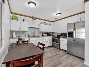 Fridge, microwave, oven, stovetop - Alpine Getaway Steps from the Slopes (Brian Head)