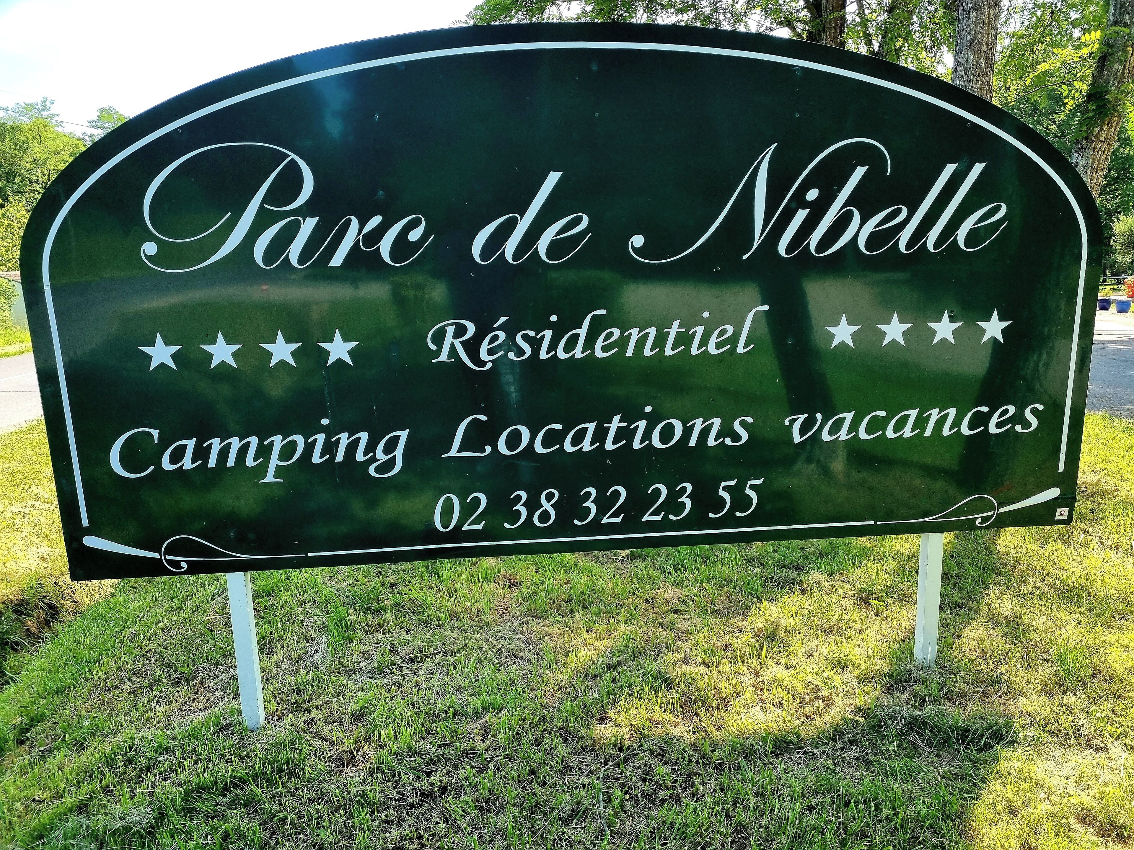 Senyal de Parc de Nibelle, que indica que és una zona residencial amb zones de càmping i places disponibles.