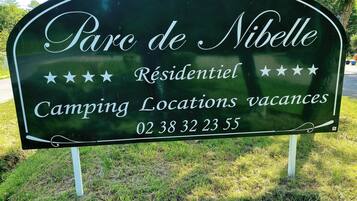 Senyal de Parc de Nibelle, que indica que és una zona residencial amb zones de càmping i places disponibles.
