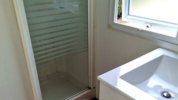 Classic Bungalow, 2 Bedrooms | Bathroom