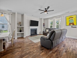 Smart TV, fireplace, video games, computer monitors - Contemporary Townside Retreat (Jacksonville)