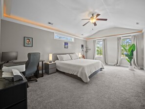 Desk, iron/ironing board, free WiFi, bed sheets - Contemporary Townside Retreat (Jacksonville)