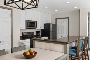 Private kitchen - Charming 2-bedroom villa with AC in serene Myrtle Beach (Myrtle Beach)