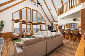 TV connectée, cheminée, jeux vidéo, baby-foot