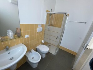 Shower, hair dryer, bidet, towels - Hotel Grel - Modern Comfort with a View of the Iblei Mountains x4 (Chiaramonte Gulfi)