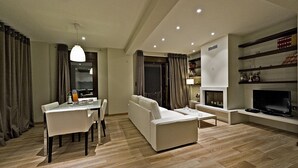 Un salon moderne avec un canapé, une table à manger et un téléviseur.