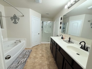Shower, jetted tub, towels, soap - Oil Patch Getaway (Midland)