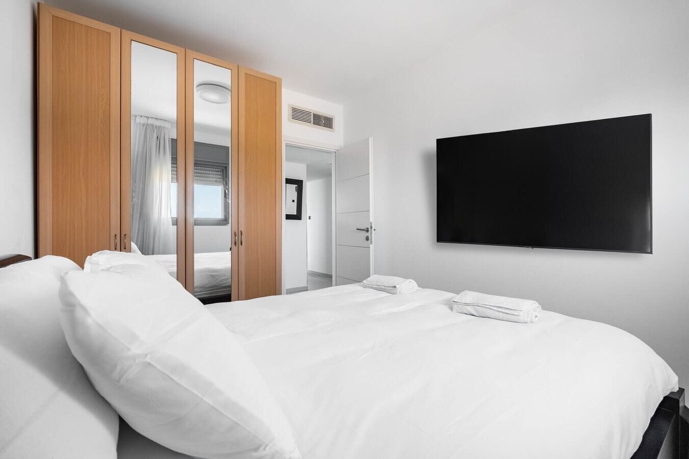 Silitysrauta/-lauta, Wi-Fi, vuodevaatteet