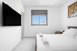 Escritorio, sistema de insonorización, tabla de planchar con plancha