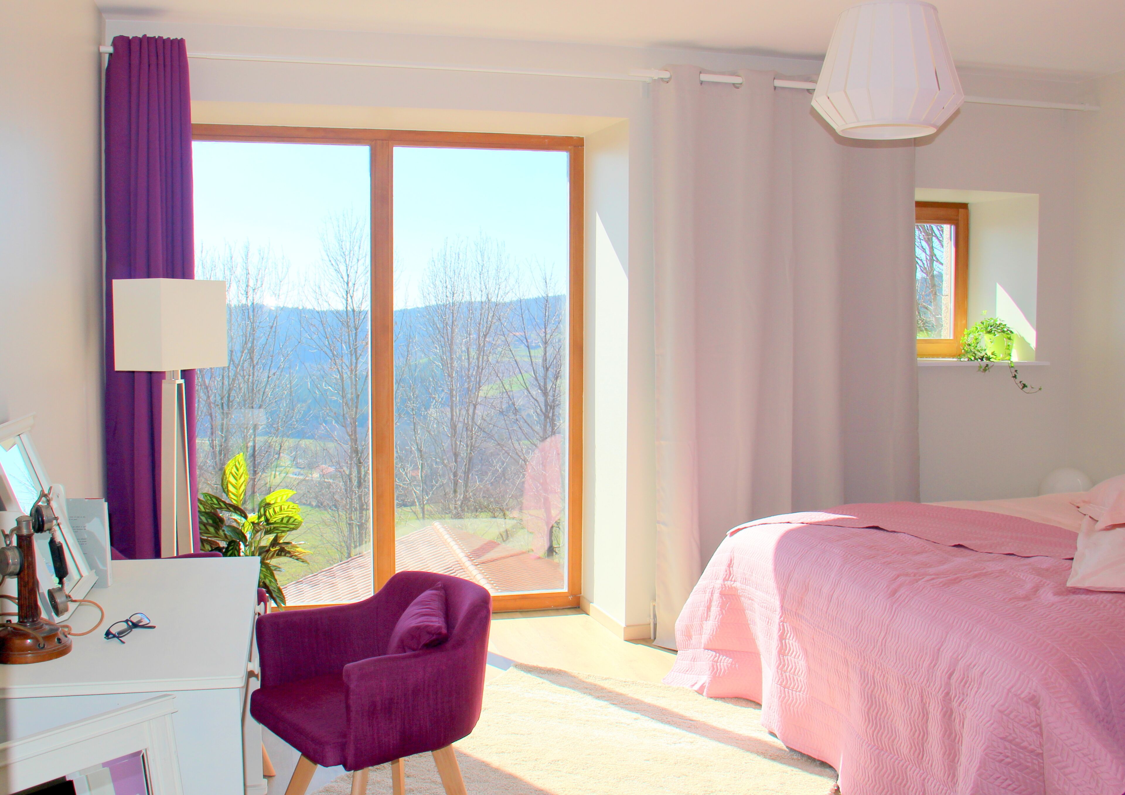 Desk, travel crib, free WiFi, bed sheets