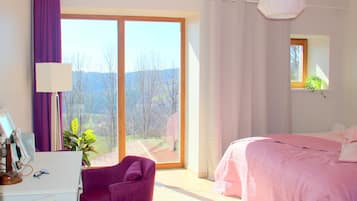 Desk, travel crib, free WiFi, bed sheets