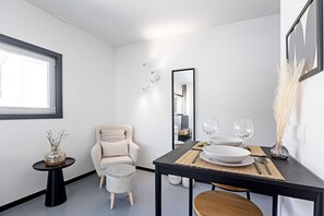 Studio | Living area - Regras Apartments & Garden A10 by Benefit Collection (Porto)