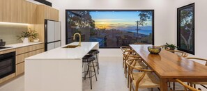 Frigorifero, forno, piano cottura, lavastoviglie