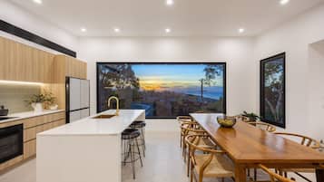 Fridge, oven, stovetop, dishwasher