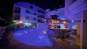 Bar en la piscina