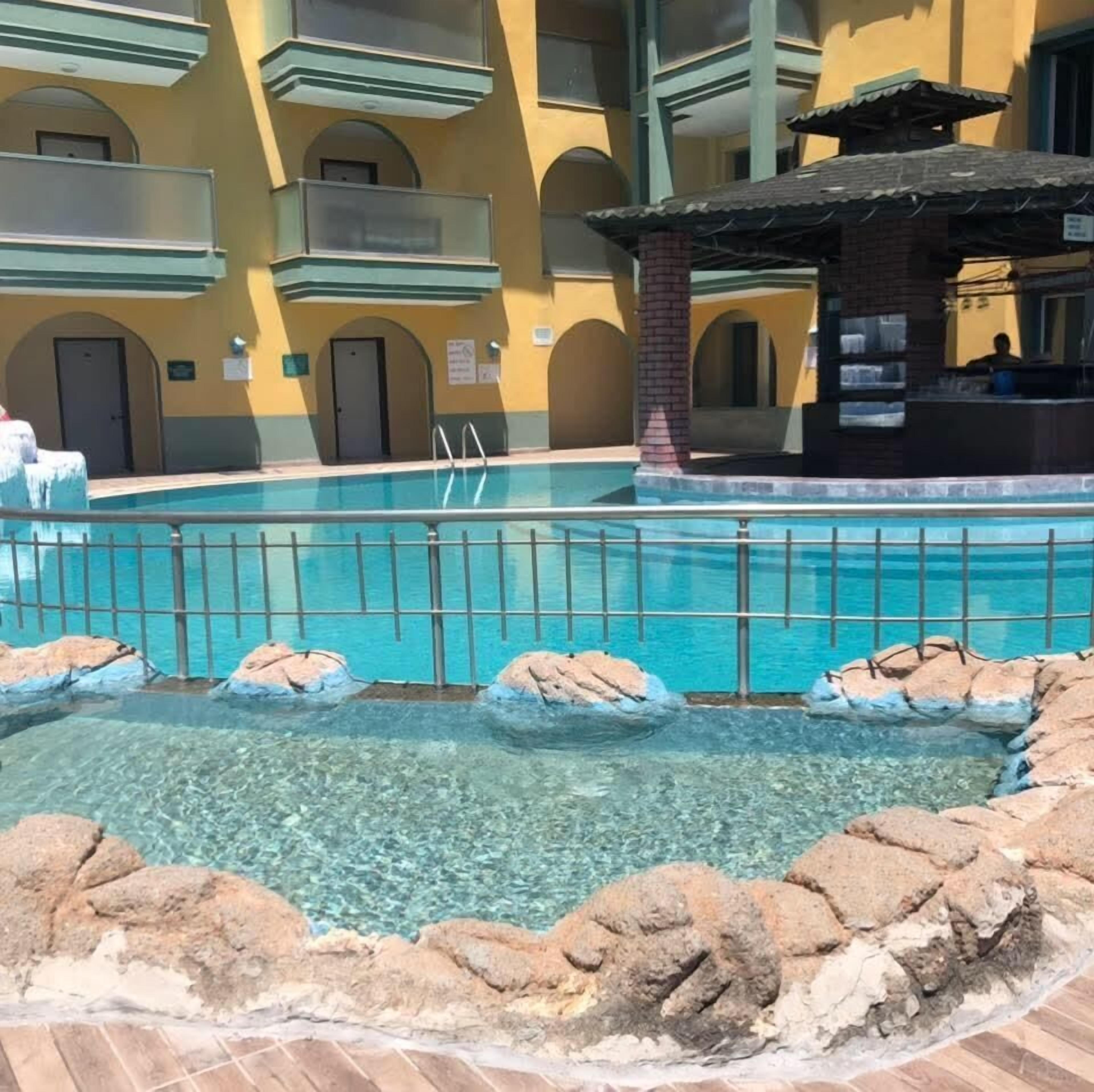 Außenpool (je nach Saison geöffnet), Sonnenschirme, Liegestühle