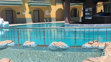 Außenpool (je nach Saison geöffnet), Sonnenschirme, Liegestühle