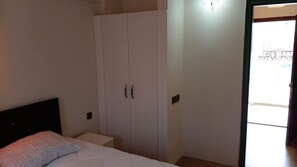 Minibar, ameublement personnalisé, draps fournis