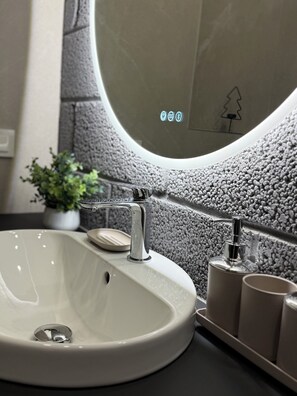 Bathroom - Cozy apartment near old town in Kaunas - perfect for business travel and leisure (Kaunas)