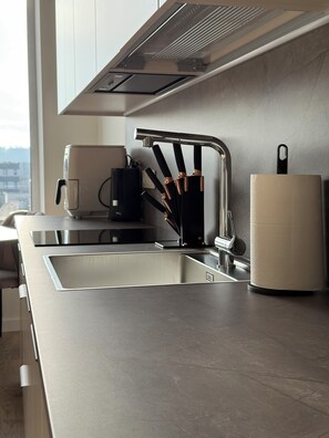 Private kitchen - Cozy apartment near old town in Kaunas - perfect for business travel and leisure (Kaunas)