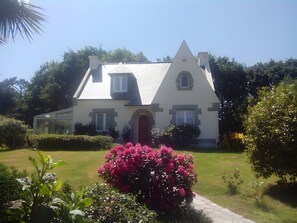 Exterior - Bed and Breakfast 'Chez Coco - Chambre Prune' with Shared Garden and Wi-Fi (Trégunc)