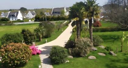 Bed and Breakfast 'Chez Coco - Chambre Prune' with Shared Garden and Wi-Fi