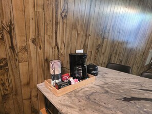 Dining - Comfy & cozy A Frame 1 mile from Lake Cumberland/Jamestown Marina (Jamestown)