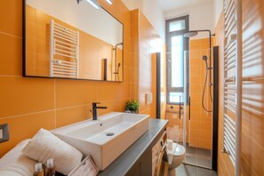 Regadera, bidet, shampoo