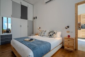 2 habitaciones y tabla de planchar con plancha