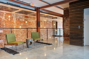 Lobby - Sosuite - Queen Room w Balcony (Philadelphia)
