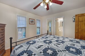 Escritorio, tabla de planchar con plancha, wifi gratis y ropa de cama 