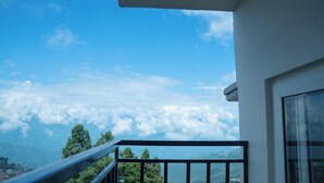 A balcony with a clear view of a mountainous landscape and clouds. - arjay valley (Darjeeling)