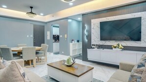 Living area - Modern BGC 1BR • 2 Beds Parking Wi-Fi & Netflix Washing Machine (Taguig)