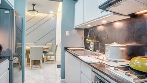 Private kitchen - Modern BGC 1BR • 2 Beds Parking Wi-Fi & Netflix Washing Machine (Taguig)