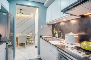 Private kitchen - Modern BGC 1BR • 2 Beds Parking Wi-Fi & Netflix Washing Machine (Taguig)