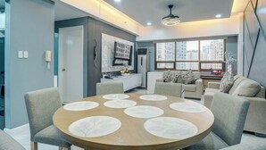 Dining - Modern BGC 1BR • 2 Beds Parking Wi-Fi & Netflix Washing Machine (Taguig)