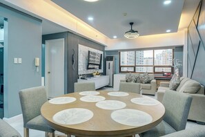Dining - Modern BGC 1BR • 2 Beds Parking Wi-Fi & Netflix Washing Machine (Taguig)