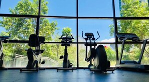 Fitness facility - Modern BGC 1BR • 2 Beds Parking Wi-Fi & Netflix Washing Machine (Taguig)