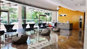 Lobby - Modern BGC 1BR • 2 Beds Parking Wi-Fi & Netflix Washing Machine (Taguig)