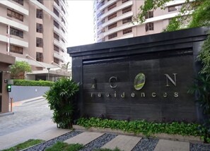 Exterior detail - Modern BGC 1BR • 2 Beds Parking Wi-Fi & Netflix Washing Machine (Taguig)