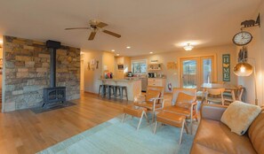 Huis, meerdere bedden, patio, uitzicht op bergen (Bakersfield Basecamp) | Interieur