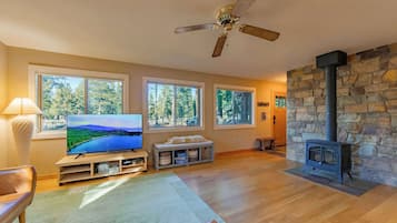 Hus, flere senger, terrasse, fjellutsikt (Bakersfield Basecamp) | Oppholdsområde