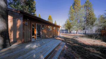 Hus, flere senger, terrasse, fjellutsikt (Bakersfield Basecamp) | Utsikt fra rommet